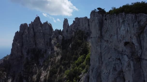 Peak of mountain Ai Petri with a rope bridge in Crimea. — Stock Video