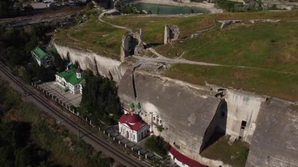 Voo sobre o Mosteiro da Caverna de São Clemente e a fortaleza na Crimeia. — Vídeo de Stock