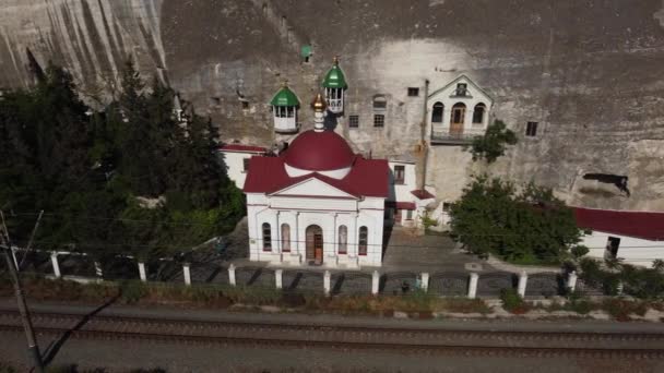 Vuelo sobre el Monasterio de la Cueva de San Clemente y la fortaleza en Crimea. — Vídeos de Stock