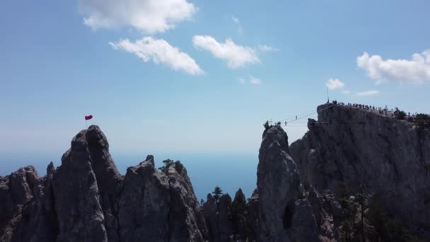 Cima di montagna Ai Petri con ponte di corda nel Crimea. — Video Stock