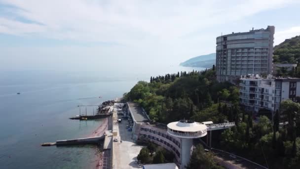 El vuelo sobre el terraplén de Alushta en la Crimea. — Vídeo de stock