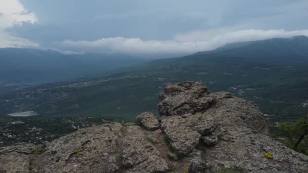 Survol de la chaîne de montagnes Demerdzhi et de la vallée de l'Aloushta. — Video