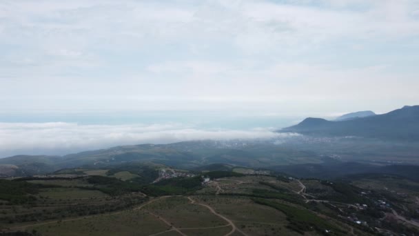 Survol de la chaîne de montagnes Demerdzhi et de la vallée de l'Aloushta. — Video