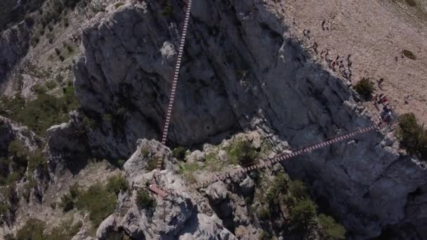 Puncak gunung Ai Petri dengan jembatan tali di Krimea. — Stok Video