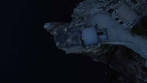 Flyg över svalgnästet och Svarta havet vid solnedgången i Krim. — Stockvideo