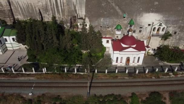 Flug über das Höhlenkloster St. Klemens und die Festung auf der Krim. — Stockvideo
