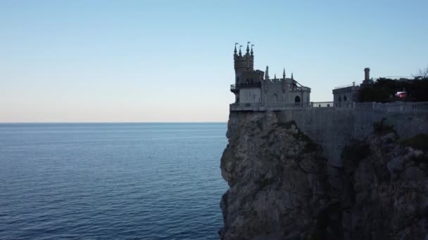 El vuelo sobre el Nido de las Golondrinas el castillo y el Mar Negro al atardecer en la Crimea. — Vídeos de Stock