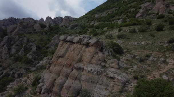 Survol de la chaîne de montagnes Demerdzhi et de la vallée fantôme. — Video