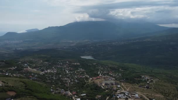 Voo sobre a cordilheira de Demerdzhi e o vale de Alushta. — Vídeo de Stock