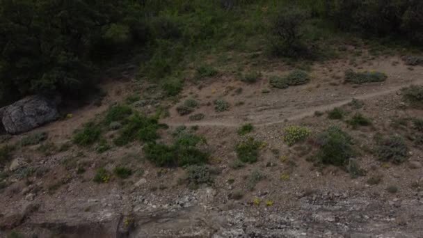 Vuelo sobre la cordillera Demerdzhi y el valle fantasma. — Vídeo de stock