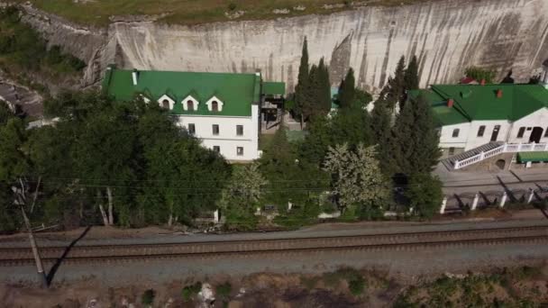 Flug über das Höhlenkloster St. Klemens und die Festung auf der Krim. — Stockvideo