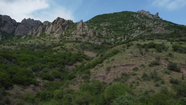 Survol de la chaîne de montagnes Demerdzhi et de la vallée fantôme. — Video