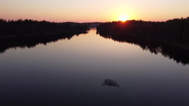 Voo sobre lagos e florestas na Carélia, no pôr do sol Russiaat. — Vídeo de Stock