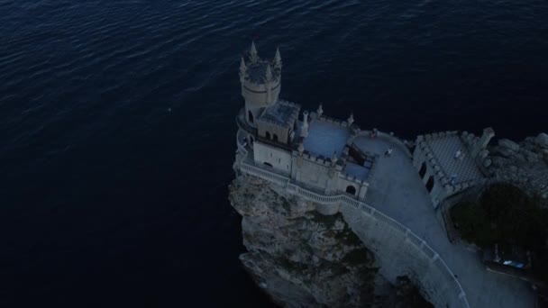 Voo sobre as andorinhas Castelo do ninho e do Mar Negro ao pôr do sol na Crimeia. — Vídeo de Stock