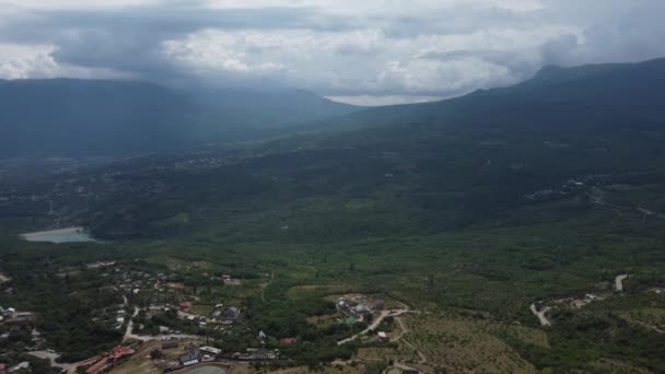 Survol de la chaîne de montagnes Demerdzhi et de la vallée de l'Aloushta. — Video