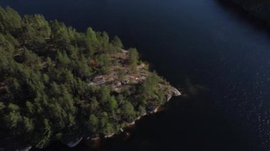 Rusya 'daki Karelia' daki göl ve ormanların üzerinden uçmak.