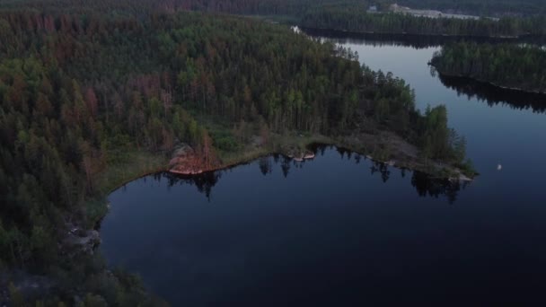 Vol au-dessus des lacs et des forêts en Carélie en Russieat coucher de soleil. — Video