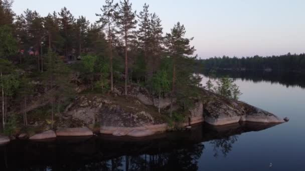 Vlucht over meren en bossen in Karelië in Russiaat zonsondergang. — Stockvideo