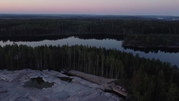 Flyg över sjöar och skogar i Karelen i Ryssland vid solnedgången. — Stockvideo