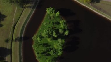 Peterhof Lugovoy Parkı 'ndaki gölette adanın üzerinden uçacağız..