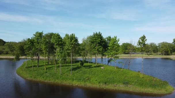 Vlucht over het eiland op de vijver in het Lugovoy Park van Peterhof. — Stockvideo