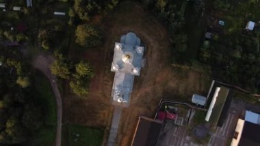  Roma Alexandra Kilisesi üzerinden Peterhof Lugovoy Parkı 'na uçuyor..