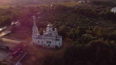  Roma Alexandra Kilisesi üzerinden Peterhof Lugovoy Parkı 'na uçuyor..