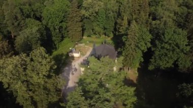 Kutsal Havariler 'in Neo Gotik Kilisesi üzerinde uçuş. Peter ve Paul. .