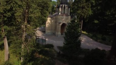 Kutsal Havariler 'in Neo Gotik Kilisesi üzerinde uçuş. Peter ve Paul. .