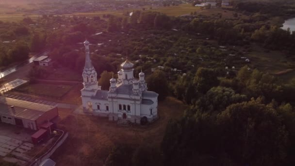 Vlucht over de kerk van Alexandra in Rome in het Lugovoy Park van Peterhof. — Stockvideo