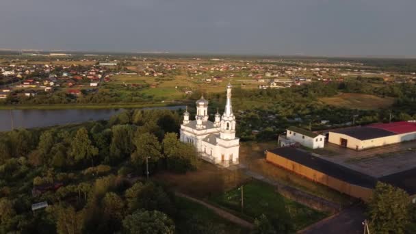 Flug über die Kirche Alexandra von Rom im Lugowoi-Park von Peterhof. — Stockvideo