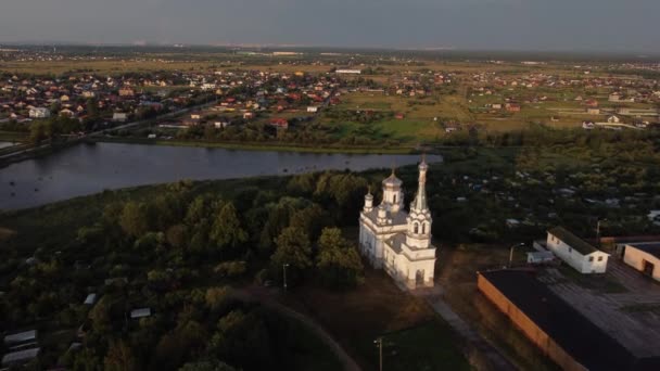 Vlucht over de kerk van Alexandra in Rome in het Lugovoy Park van Peterhof. — Stockvideo