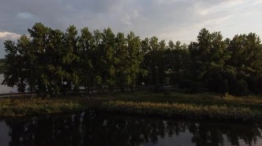 Roma Alexandra Kilisesi üzerinden Peterhof Lugovoy Parkı 'na uçuyor..