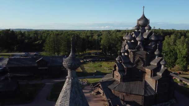 Lot nad kościołem wstawienniczym w parku etnicznym Bogoslovka. — Wideo stockowe