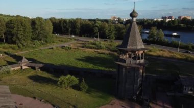 Bogoslovka 'daki etno parktaki kilisenin üzerinden uçuyor..