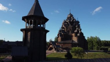 Bogoslovka 'daki etno parktaki kilisenin üzerinden uçuyor..