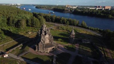 Bogoslovka 'daki etno parktaki kilisenin üzerinden uçuyor..