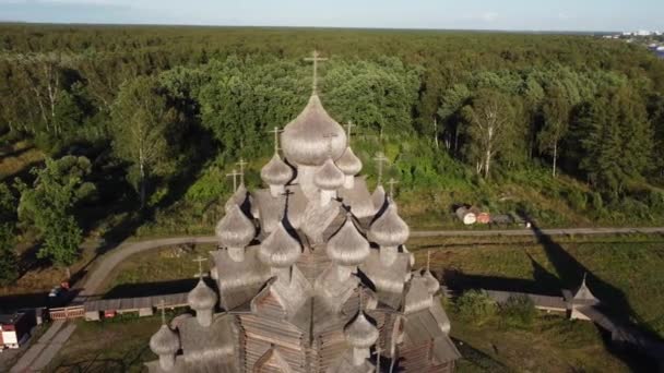 Vuelo sobre la Iglesia de Intercesión en el parque étnico Bogoslovka propiedad. — Vídeos de Stock