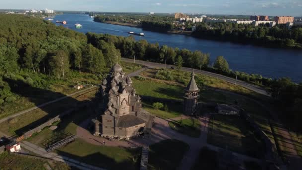 Bogoslovka 'daki etno parktaki kilisenin üzerinden uçuyor.. — Stok video