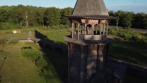 Flug über die Marienkirche im Ethnopark Bogoslovka. — Stockvideo