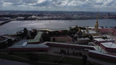 Saint-Petersburg 'daki şehir manzaralı Peter ve Paul Kalesi' nin hava manzarası.