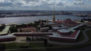 Saint-Petersburg 'daki şehir manzaralı Peter ve Paul Kalesi' nin hava manzarası.