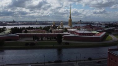 Saint-Petersburg 'daki şehir manzaralı Peter ve Paul Kalesi' nin hava manzarası.