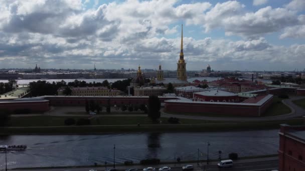 Luchtfoto van Peter en Paul Fort met stadsgezicht in Sint-Petersburg. — Stockvideo