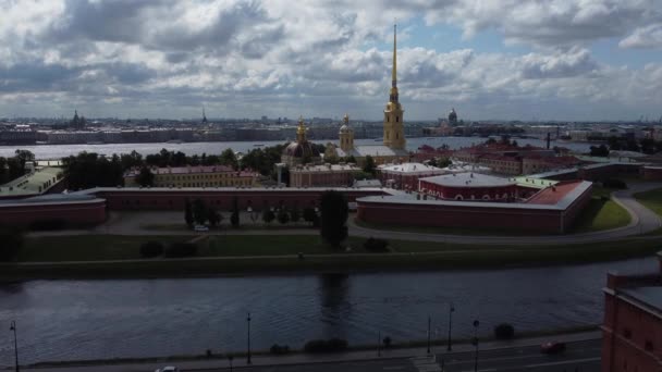 Luchtfoto van Peter en Paul Fort met stadsgezicht in Sint-Petersburg. — Stockvideo