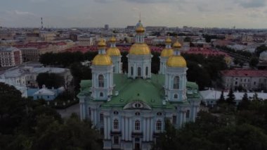  St. Petersburg 'daki Nikolsky Donanma Katedrali üzerinde bir helikopterle.. 