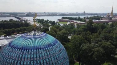 St. Petersburg 'daki Katedral Camii' nin kubbeleri üzerinde helikopterle uçmak.. 