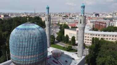 St. Petersburg 'daki Katedral Camii' nin kubbeleri üzerinde helikopterle uçmak.. 