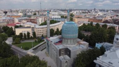 St. Petersburg 'daki Katedral Camii' nin kubbeleri üzerinde helikopterle uçmak.. 