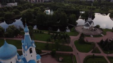 Pulkovo parkında Aziz George Kilisesi ve Radonezh 'li Aziz Sergius.